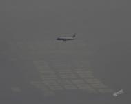 2017年1月2日，從飛機上俯瞰北京近郊霧霾，地面模糊不清，灰蒙蒙一片。攝影：Jason Lee