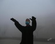 2017年1月3日，江蘇連云港贛榆區，市民在大霧中晨練。相去甚遠/視覺中國