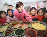 1月4日，內(nèi)蒙古呼和浩特市玉泉區(qū)清泉街社區(qū)一位老人在展示臘八粥食材。當(dāng)日，呼和浩特市玉泉區(qū)清泉街社區(qū)舉辦“溫暖臘八粥 濃濃鄰里情”活動，喜迎即將到來的“臘八節(jié)”。新華社發(fā) 丁根厚 攝