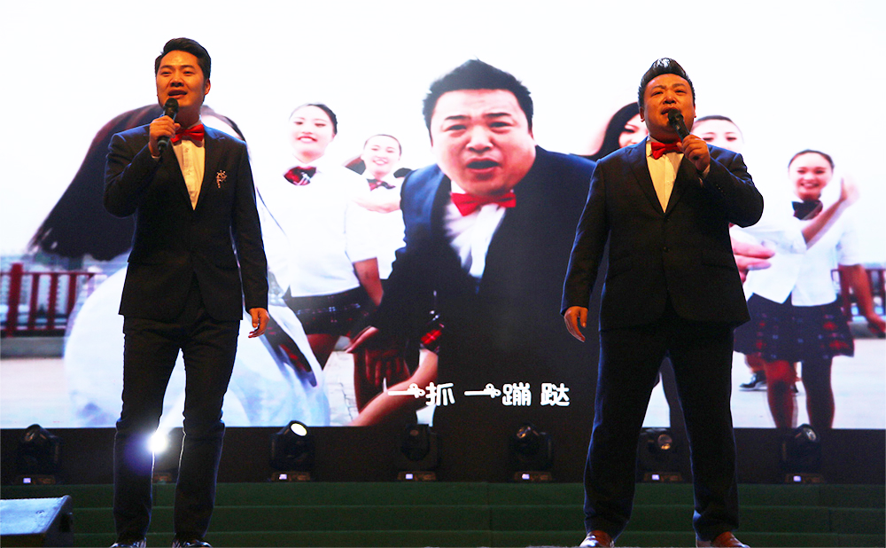 歌曲《愛(ài)拼才會(huì)贏》 演唱：余潤(rùn)澤、徐銨     伴舞：尚姿女子舞蹈隊(duì)