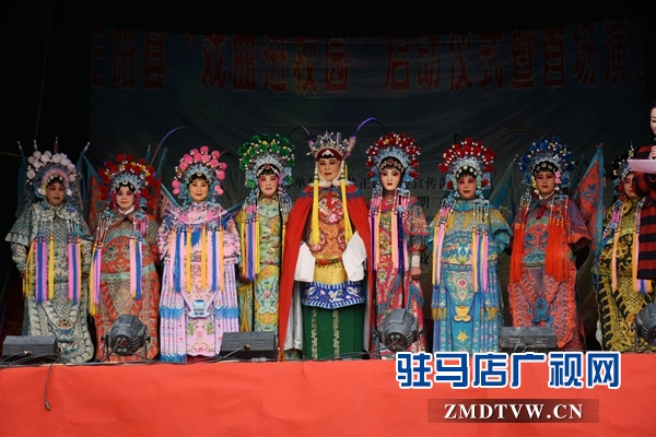化好妝的演員整裝待發.jpg