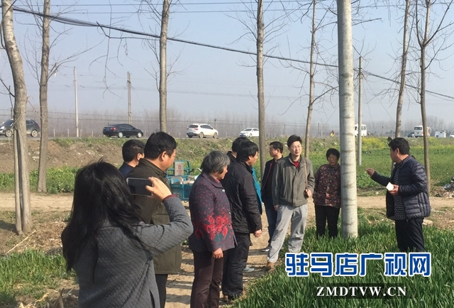 農業專家為農戶講解防治知識.jpg
