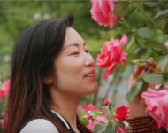 又恰逢“五一”小長假，市民前來賞花游玩，盡情陶醉在這花香之中。