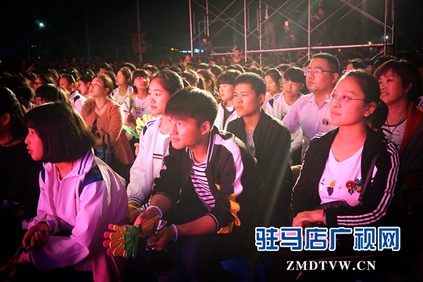 數千群眾匯聚廣場觀看演出_看圖王_看圖王.jpg