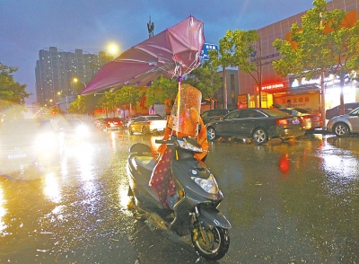 暴風雨昨日突襲河南 鄭州刮7級風1小時降溫11℃