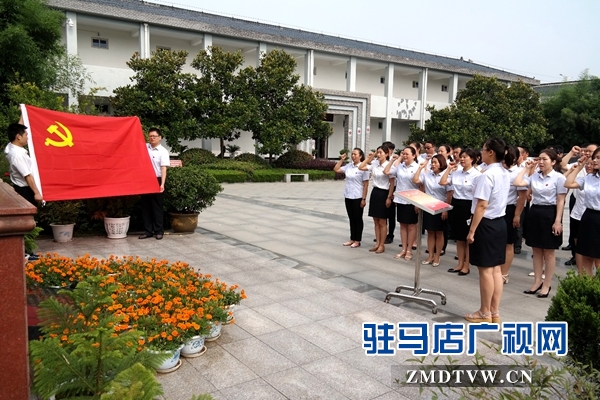 圖為6月30日，駐馬店市分公司黨員干部在竹溝革命紀念館烈士雕像前進行入黨宣誓.jpg