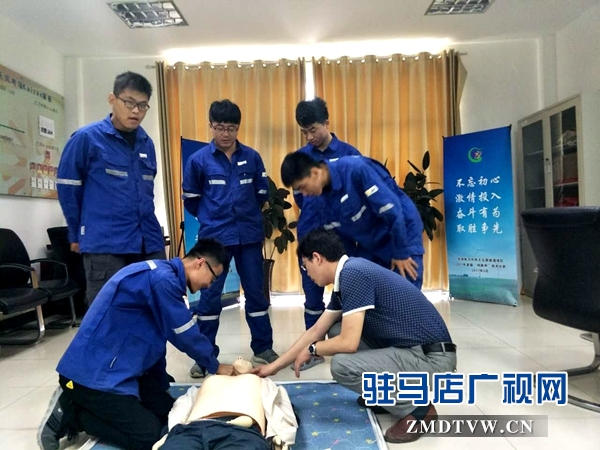 （圖三、電廠員工認真學習急救知識要領）.jpg