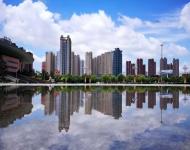 同是鋼筋水泥、矗立此地久矣、藍天白云映襯、頓覺風光旖旎