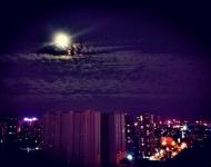 夕陽落幕，醉了晚霞，牽來了明月。淡淡涼風(fēng)，蕩滌人間塵埃。
