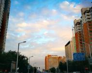 雨歇晚霞明，風(fēng)調(diào)夜景清。月高微暈散，云薄細(xì)鱗生。劉禹錫詩句