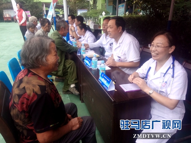 1、縣人民醫(yī)院專(zhuān)家與看病者交流6.jpg