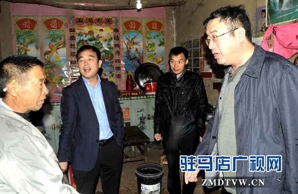 【02】在貧困戶孟祥憲（春水鎮孟沖村委西孟沖村）的家中，黃依群院長親切詢問近期的生產生活情況，并致以中秋節的美好祝福.j
