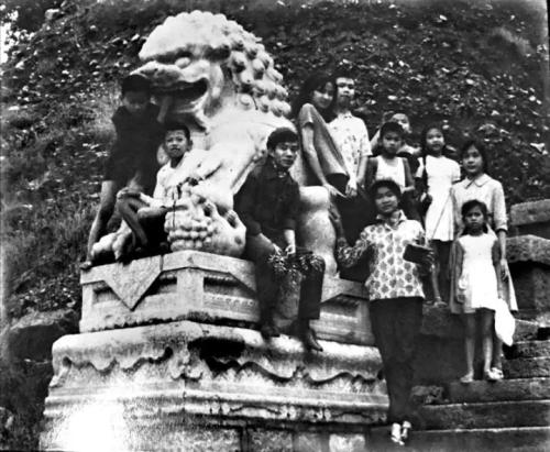 圖為20世紀(jì)60年代，奔舍那家族的孩子們?cè)诒本┮惶幑珗@合影。(照片由奔舍那家族提供)