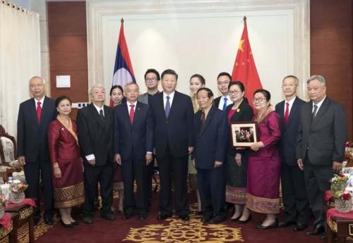 11月14日，中共中央總書記、國(guó)家主席習(xí)近平在萬象下榻飯店會(huì)見老撾奔舍那家族友人。記者王曄攝