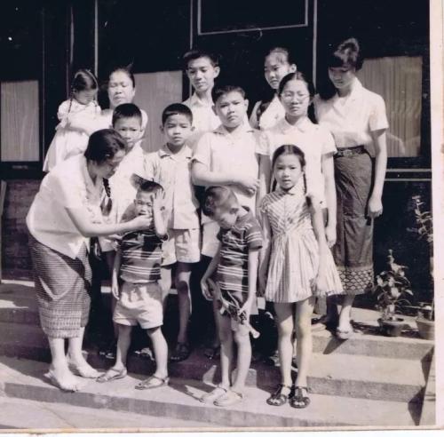 圖為20世紀(jì)60年代，奔舍那家族在北京的住所合影。(照片由奔舍那家族提供)