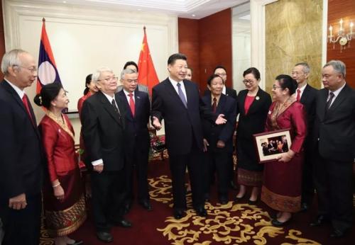 11月14日，中共中央總書記、國(guó)家主席習(xí)近平在萬象下榻飯店會(huì)見老撾奔舍那家族友人。 記者蘭紅光攝