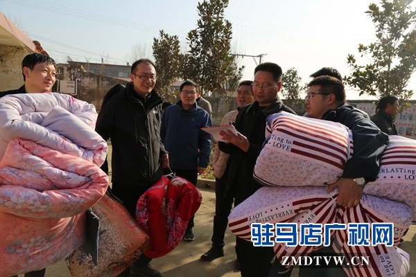 扶貧干警笑逐顏開，攜帶棉被到貧困戶家來。.JPG