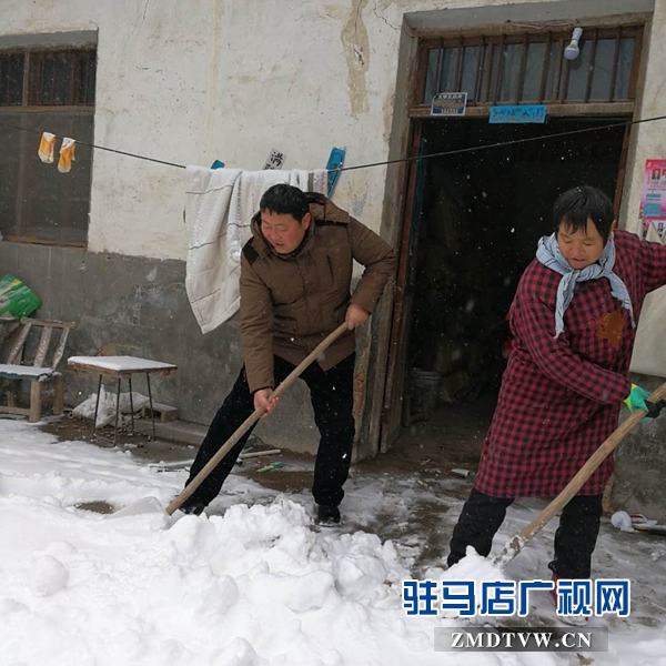 在慎水鄉洪廟村何莊組貧困群眾朱鳳蘭院內清掃積雪.jpg