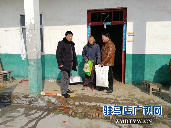 黨組成員、副檢察長胡中慶給貧困戶送年貨.jpg