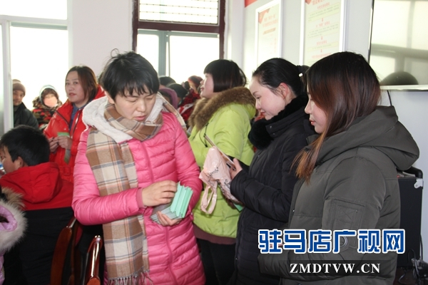 10、為留守婦女發放宣傳折頁.JPG