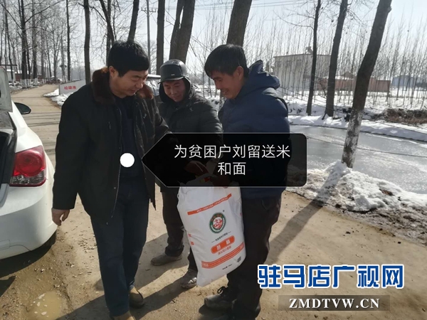 衛計委副主任張新印為幫扶戶送米和面.jpg
