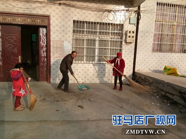 衛計委副主任李文亮為幫扶戶打掃衛生.jpg