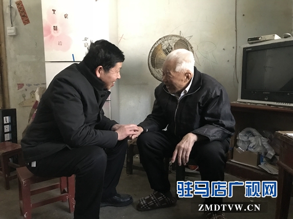 余衛東與91歲老干部王宗惠親切交談2.jpg