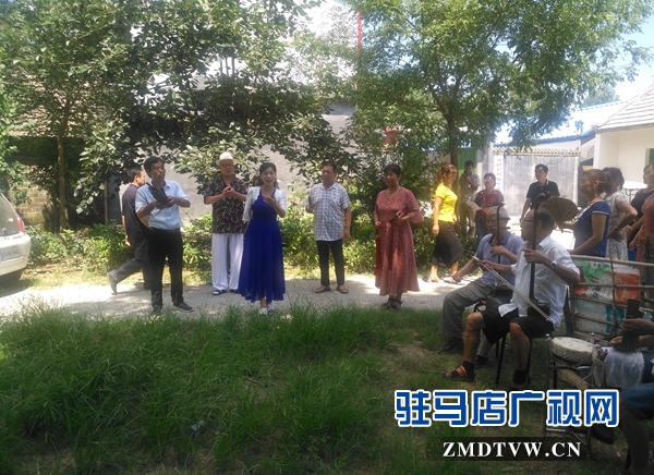 泌陽農(nóng)民自編自演現(xiàn)代戲?qū)⑹苎麉⒓尤珖鴳蚯堈? /></p>
<p>夭莊曲藝隊是一些喜愛曲藝的農(nóng)民自發(fā)組織起來的，共有三十多人。農(nóng)忙時，大家在家干農(nóng)活，農(nóng)閑時排練、演出。劇本由縣文廣新局創(chuàng)作室創(chuàng)作，主要宣傳國家扶貧政策，普及法律知識，唱響群眾的美好生活。</p>
<p>夭莊曲藝隊每年演出80多場，截止目前已演出400多場。</p>
      <!--ecms.*-->
      <p class=