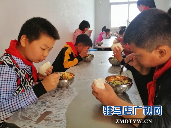 驛城區首批“免費午餐駐馬店模式”開餐學校正式開餐