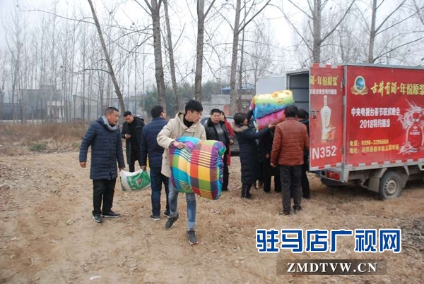 泌陽縣愛心企業家慰問特困學生家庭