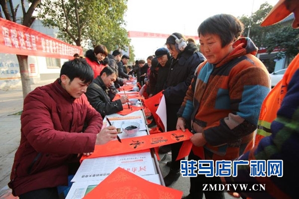 團開發區委開展“書寫新時代，溫暖送基層”暨溫暖冬天活動