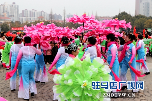 舞龍、耍獅、扭秧歌 駐馬店民間藝術(shù)展演吸引數(shù)千市民圍觀