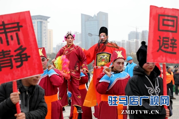 舞龍、耍獅、扭秧歌 駐馬店民間藝術(shù)展演吸引數(shù)千市民圍觀