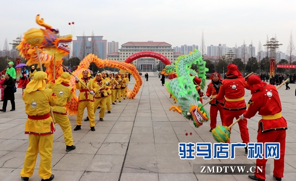 舞龍、耍獅、扭秧歌 駐馬店民間藝術(shù)展演吸引數(shù)千市民圍觀