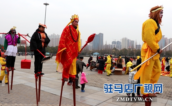舞龍、耍獅、扭秧歌 駐馬店民間藝術(shù)展演吸引數(shù)千市民圍觀
