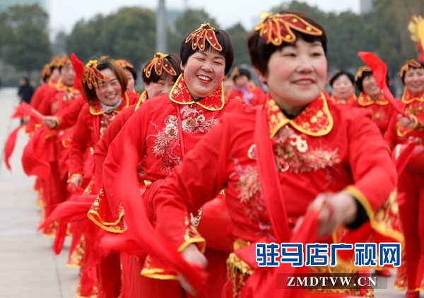 舞龍、耍獅、扭秧歌 駐馬店民間藝術(shù)展演吸引數(shù)千市民圍觀