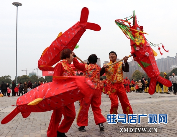 舞龍、耍獅、扭秧歌 駐馬店民間藝術(shù)展演吸引數(shù)千市民圍觀