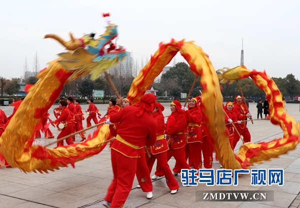 舞龍、耍獅、扭秧歌 駐馬店民間藝術(shù)展演吸引數(shù)千市民圍觀