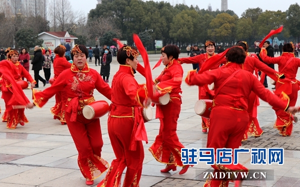 舞龍、耍獅、扭秧歌 駐馬店民間藝術(shù)展演吸引數(shù)千市民圍觀