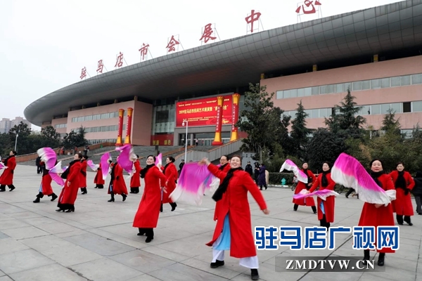 舞龍、耍獅、扭秧歌 駐馬店民間藝術(shù)展演吸引數(shù)千市民圍觀