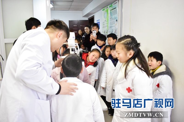 小主播走進眼科醫院開展小醫生實踐課