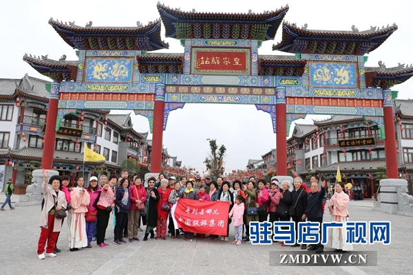 800名北京游客游覽嵖岈山、皇家驛站、天中老街等景區(qū)后爭(zhēng)相搶購(gòu)駐馬店名優(yōu)土特產(chǎn)