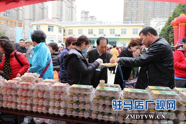 800名北京游客游覽嵖岈山、皇家驛站、天中老街等景區(qū)后爭(zhēng)相搶購(gòu)駐馬店名優(yōu)土特產(chǎn)