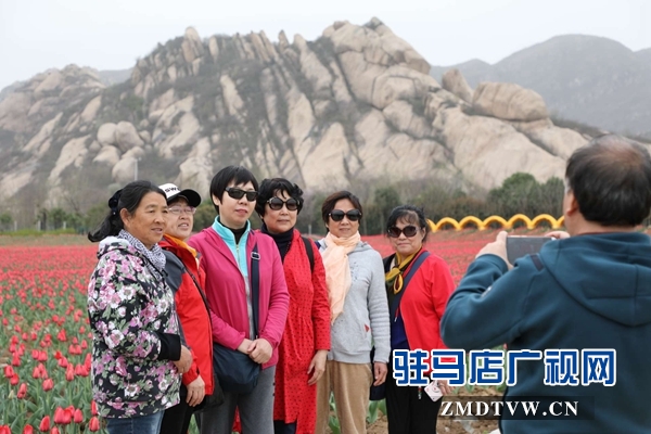800名北京游客游覽嵖岈山、皇家驛站、天中老街等景區(qū)后爭(zhēng)相搶購(gòu)駐馬店名優(yōu)土特產(chǎn)