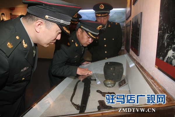 驛城區人武部干部職工到竹溝革命陵園 祭奠革命前輩 