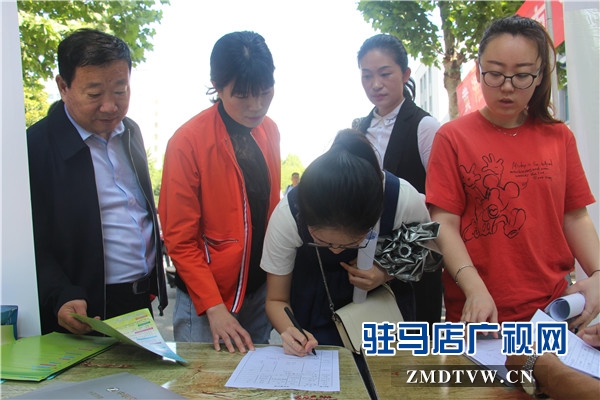 駐馬店經(jīng)濟(jì)開(kāi)發(fā)區(qū)多家企業(yè)參加黃淮學(xué)院2019年畢業(yè)生雙向選擇洽談會(huì)