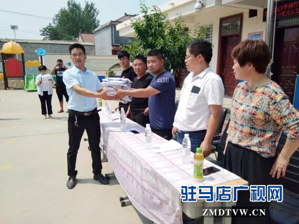 上蔡楊集鎮外出創業人員為當地小學校捐贈校服