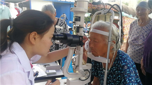 新蔡尖峰眼科醫院組織專家開展“志智雙扶”活動走進孫召鎮