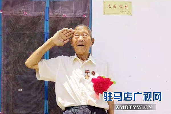 上蔡縣蘆崗街道程老社區向“光榮之家”授牌