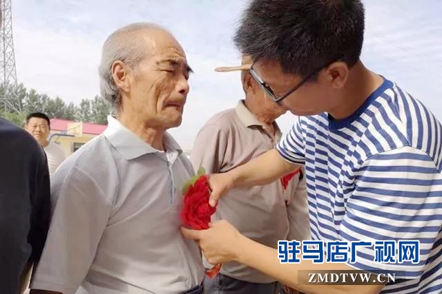 上蔡縣蘆崗街道程老社區向“光榮之家”授牌